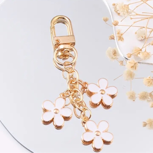 Daisy Enamel Charm ( white) - Picture 2 of 3